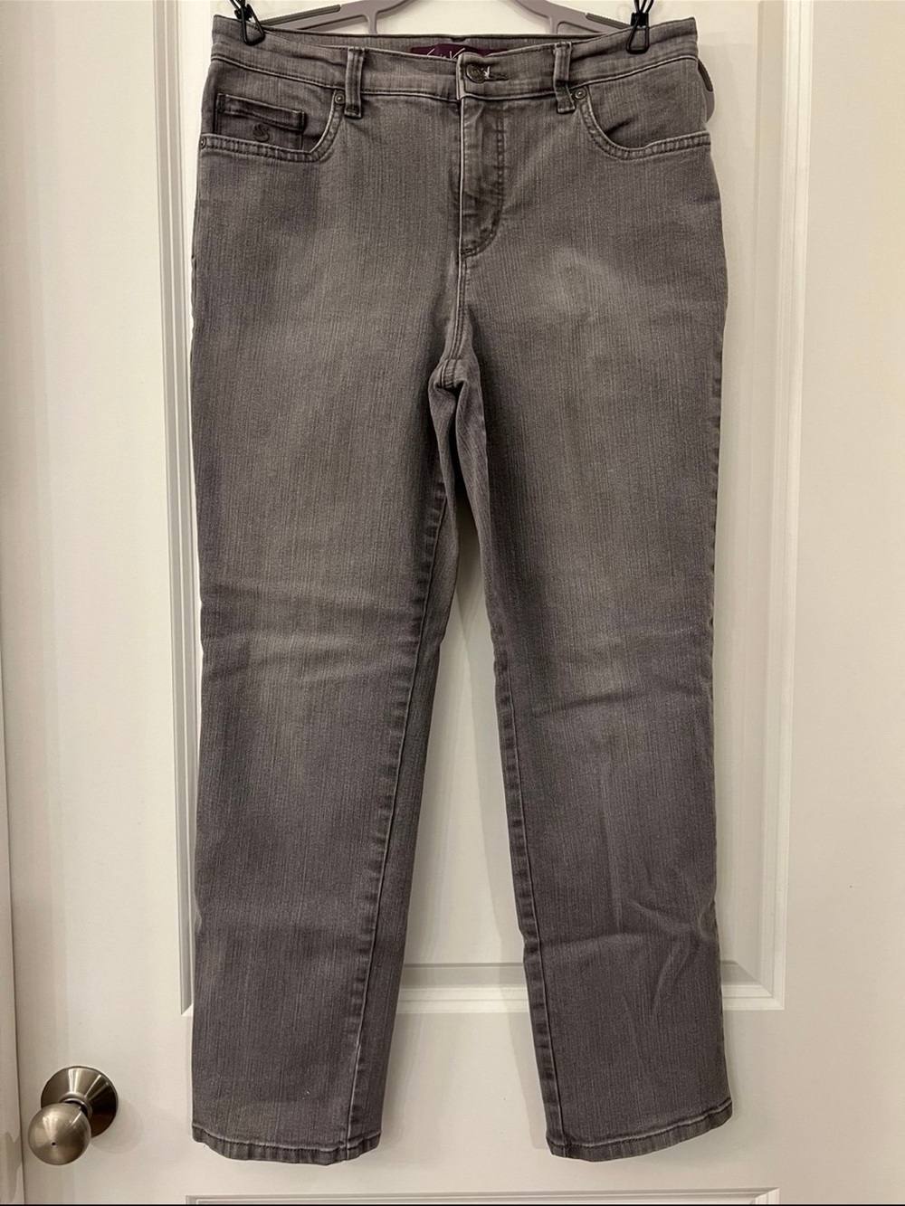 Bundle of 2 Pair of Women’s Size 8 Capris & Jeans (NWOT/EUC) - Picture 7 of 12
